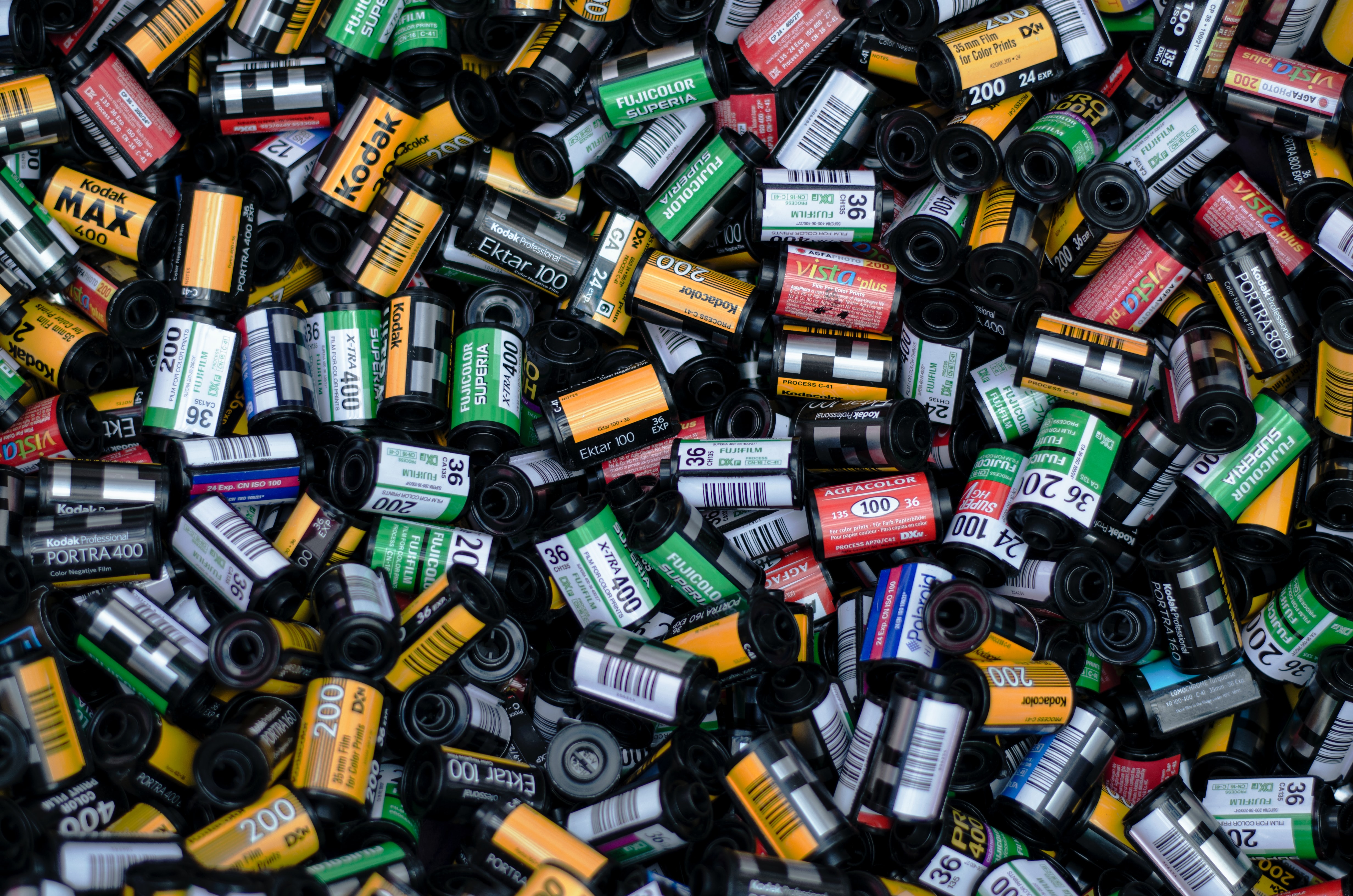 Rollos de película 35mm y cámara analógica